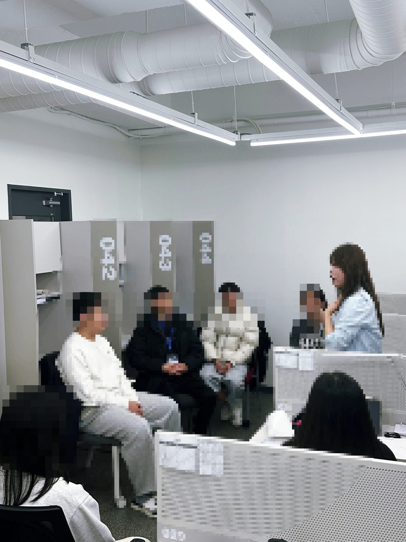 멘토와 학습 방법을 점검하는 장면