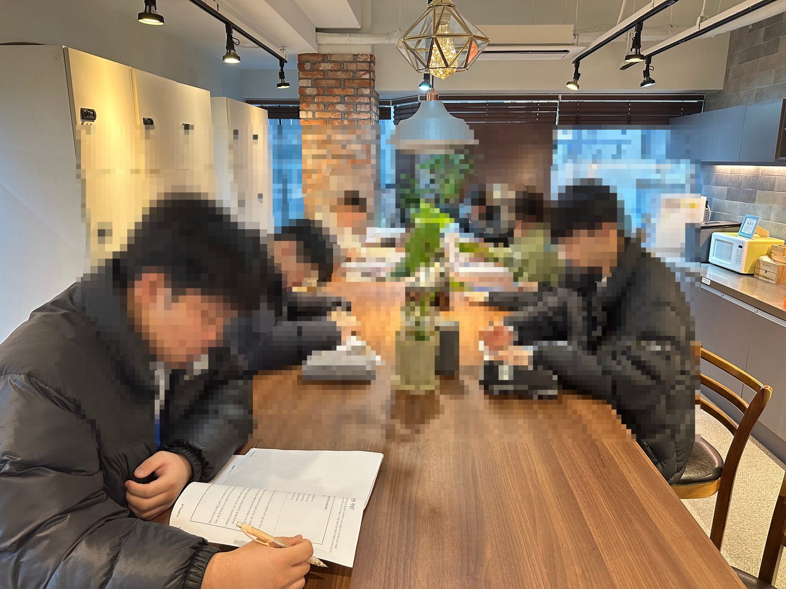 학습 계획을 작성하는 학생들